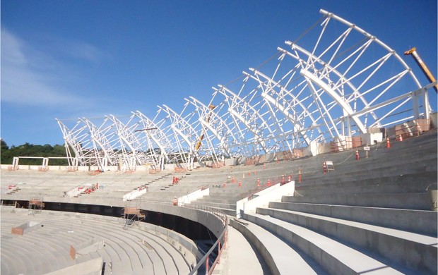 Montagem da cobertura metálica sobre o anel superior do estádio (Foto: Divulgação/AG) Montagem da cobertura metálica sobre o anel superior do estádio (Foto: Divulgação/AG)