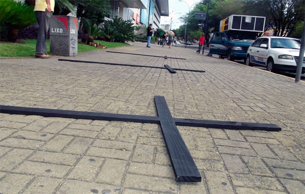 Policiais estenderam curzes na calçada para simbolizar policiais mortos no RN (Foto: Rafael Barbosa/G1)