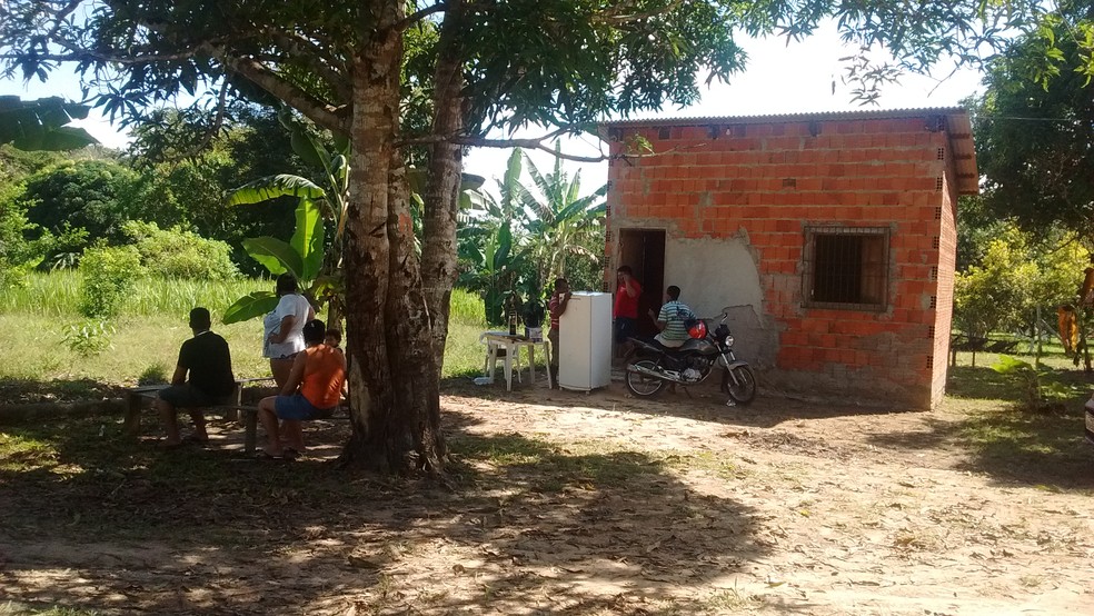 Moradores da invasão no bairro Santa Cecília foram despejado na manhã desta segunda (26) (Foto: Aline Nascimento/G1)
