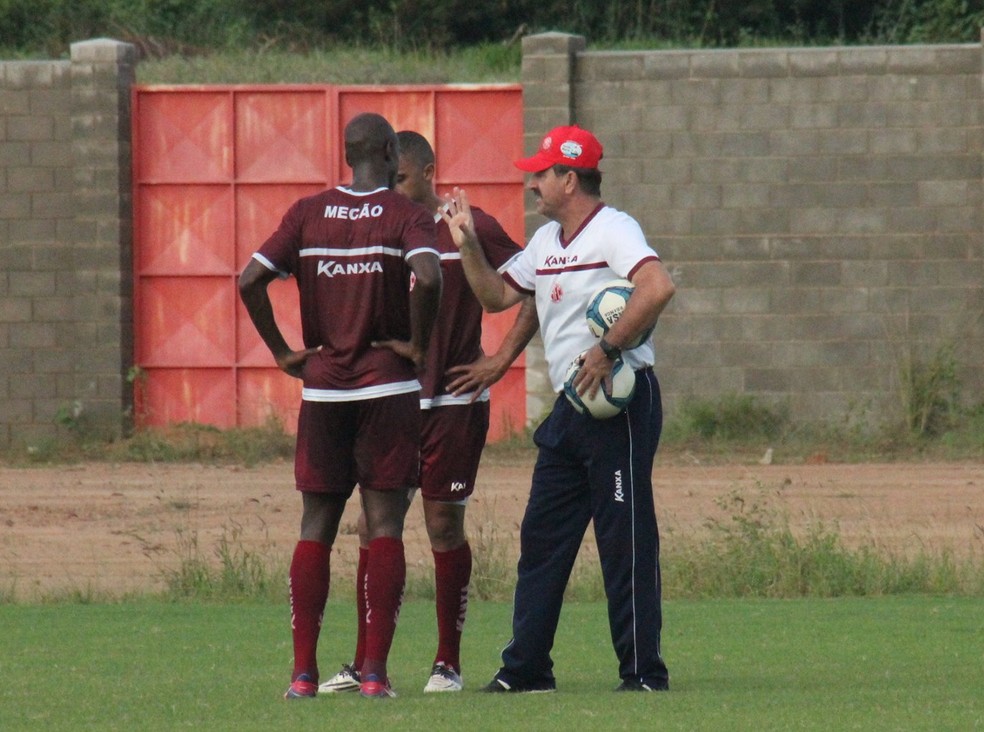 Leandro Campos conversa com Paulão e Cleyton, que devem ser titulares para a estreia na Série D (Foto: Canindé Pereira/ América FC)