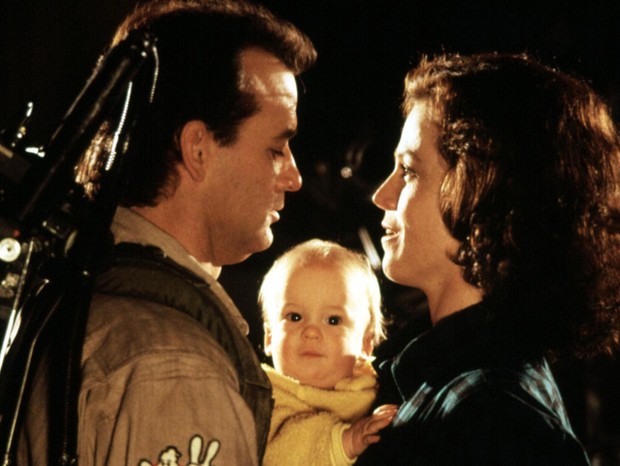 Bill Murray e Sigourney Weaver com Hank Deutschendorf em 'Os Caça-Fantasmas 2' (1989) (Foto: Reprodução)