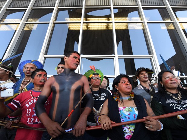  Índios de diferentes etnias bloqueiam a entrada do Ministério da Justiça durante um protesto em Brasília (Foto: Evaristo Sa/AFP)