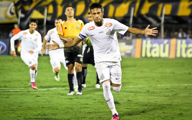Neymar comemora gol do Santos contra o São Bernardo (Foto: Ale Vianna / Ag. Estado)