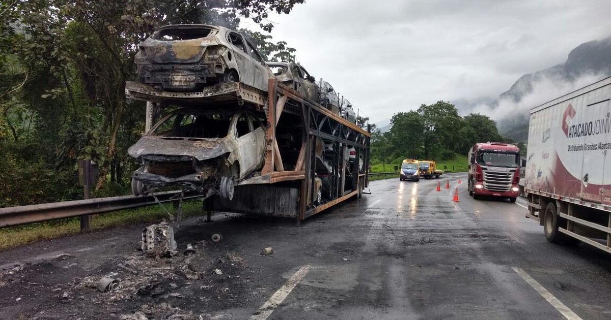 G Caminh O Cegonha E Sete Ve Culos Pegam Fogo Na Br No Paran