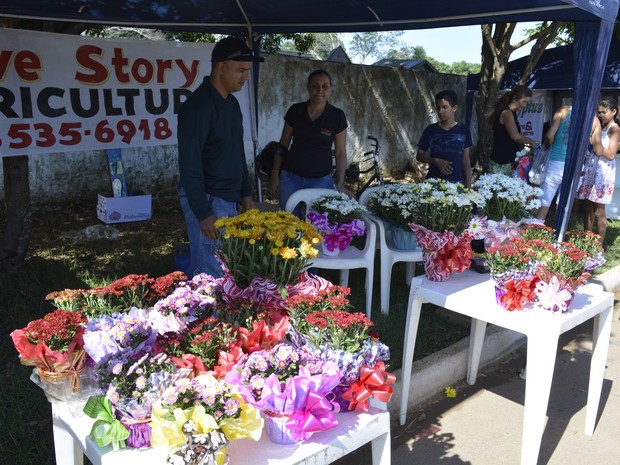 Dia de Finados movimenta comércio ambulante em Ariquemes (Foto: Ana Claudia Ferreira/G1)