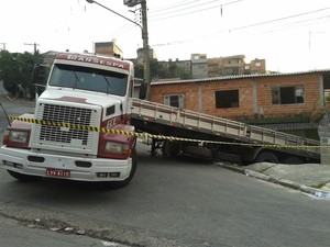 Carreta cai em quintal de casa em Ferraz (Foto: Kriss Oliveira/TV Diário)