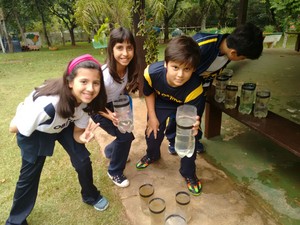 Crianças de 11 anos aprendem a fazer armadilhas para Aedes  e repelentes caseiros  (Foto: Divulgação)