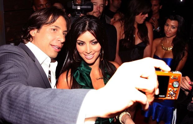Kim Kardashian e Joe Francis em evento de lançamento da revista Girls Gone Wild (Foto: Frazer Harrison/Getty Images)