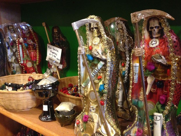 Estátuas de La Santa Muerte são vendidas em uma loja de Albuquerque (Foto: Russell Contreras/AP Photo)