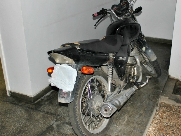 Suspeito utilizada saco plástico para esconder placa da moto (Foto: Tiago Melo/G1 AM)