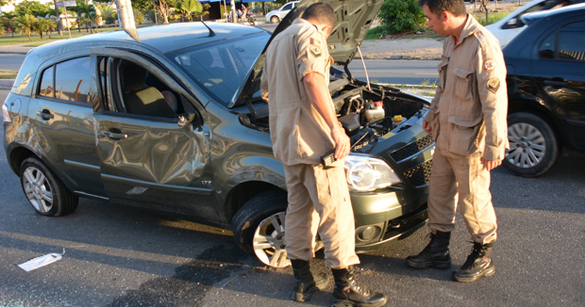 G1 Carro capota na principal via dos Bancários em João Pessoa