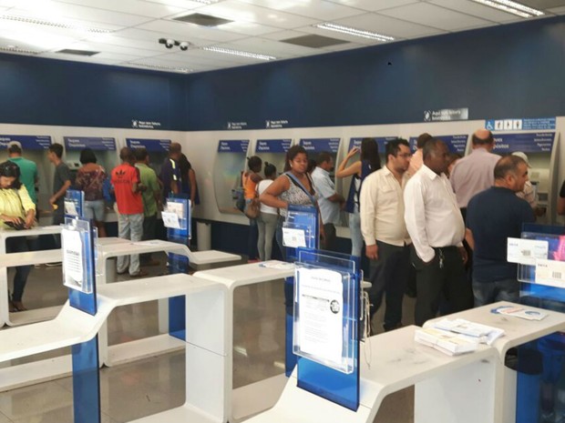 Agência da Rua Álvares Cabral, no Centro de Ribeirão Preto, teve movimento intenso desde às 8h (Foto: Gustavo Toneto/G1)