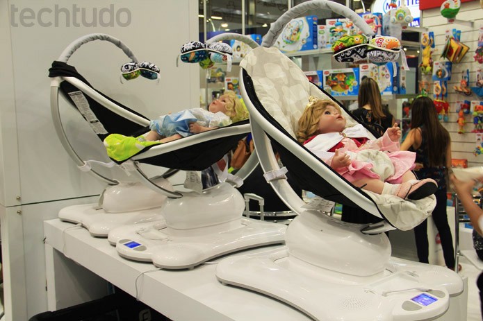 Simulando o movimento dos braços do pai, o mamaRoo ajuda a criança a dormir  (Foto: Renato Bazan/TechTudo)