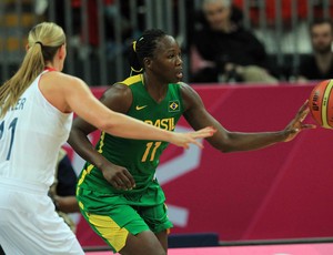 basquete Brasil Clarissa x kim Butler (Foto: EFE)