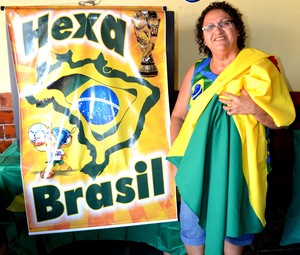 A aposentada Hilda Lopes Dias, compôs música para homenagear a Seleção Brasileira e unir a família.  (Foto: Quésia Melo)