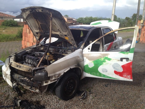 O veículo, ainda caracterizado, estava em uma oficina para ser pintado (Foto: Naim Campos/RBS TV)