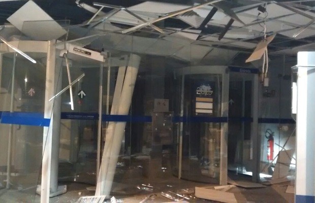 Agência fica destruída após exposão de caixa eletrônico em Luziânia, Goiás (Foto: Divulgação/Polícia Militar) Agência fica destruída após exposão de caixa eletrônico em Luziânia, Goiás (Foto: Divulgação/Polícia Militar)