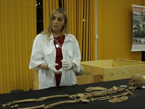 A antropóloga física Eugênia Cunha dando consultoria sobre análise de ossos (Foto: Vivianni Asevedo/Ascom NUTA)