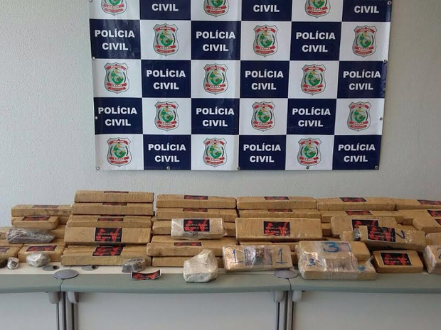 Além da maconha, policiais encontraram 910 gramas de crack em uma pedra grande (Foto: SSPDS/Divulgação)