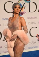 Veja, de todos os ângulos, o look ousado de Rihanna no CFDA Awards 