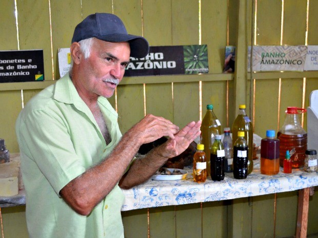 Manoel fatura uma média de R$ 2,5 mil por mês  (Foto: Genival Moura/ G1)