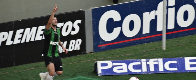 Jogadores do América-MG comemoram gol no Independência (Foto: Maurício Paulucci)