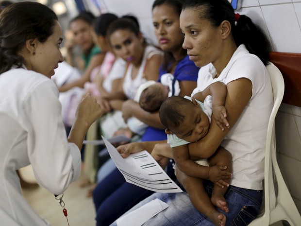 Microcefalia; mães segurando filhos com microcefalia em hospital de Recife (Foto: Ueslei Marcelino/Reuters)
