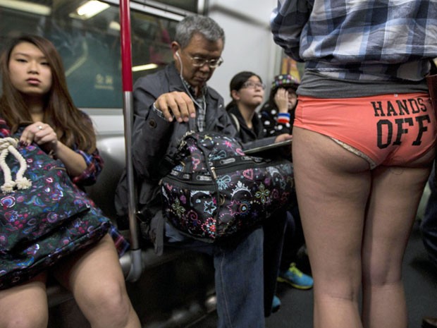 Evento é chamado de "Viagem sem calças no metrô" e ocorre uma vez por ano (Foto: Tyrone Siu/ Reuters)