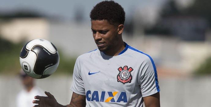 Acostumado a centroavantes, Tite prepara material especial para André
