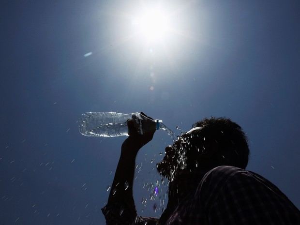  Homem joga água sobre o rosto para aliviar o calor: temperaturas no início de 2016 tiveram alta  (Foto: AP Photo/Mahesh Kumar A., File)