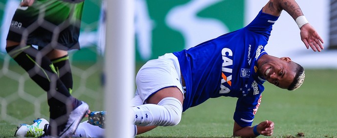 Rafael Silva reclama da chance de gol perdida no jogo com o América-MG (Foto:  Pedro Vilela/Light Press/Cruzeiro)