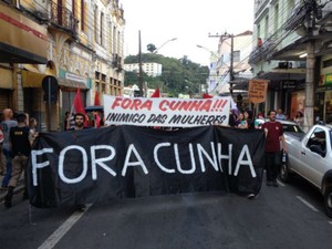 Manifestantes contra Cunha em Juiz de Fora  (Foto: Rafael Antunes/G1)