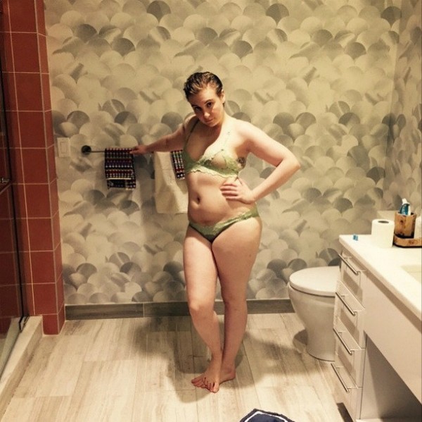 Apesar de aparecer constantemente sem roupa em 'Girls', Lena Dunham chamou atenção ao postar essa foto no Instagram (Foto: Reprodução)