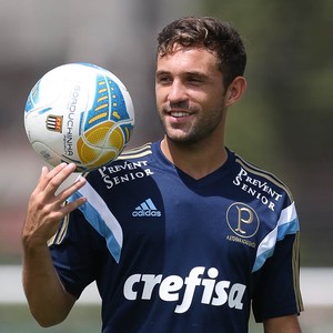 Com inflamação no joelho, Allione terá de passar por cirurgia no Verdão