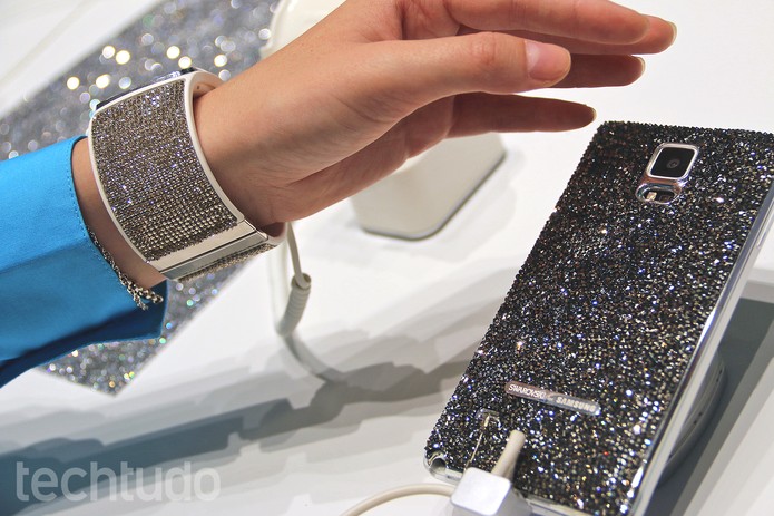 Gear S e Galaxy Note 4 com cristais Swaroviski deixam linha mais luxuosa (Foto: Fabrício Vitorino/TechTudo) Gear S e Galaxy Note 4 com cristais Swaroviski deixam linha mais luxuosa (Foto: Fabrício Vitorino/TechTudo)