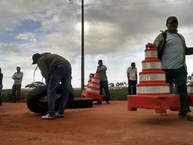 Cones são retirados de bloqueio em rodovia estadual no Espírito Santo (Foto: Kaio Henrique/ TV Gazeta)