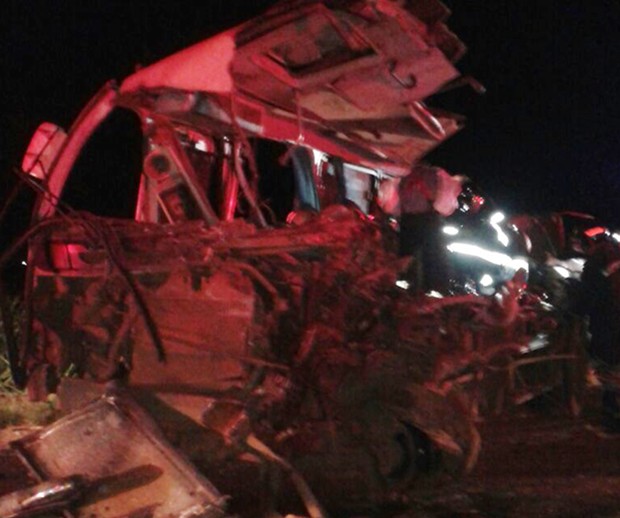 Micro-ônibus ficou totalmente destruído após choque com caminhão (Foto: Aplicativo TEM VOCÊ/Danilo Franco)