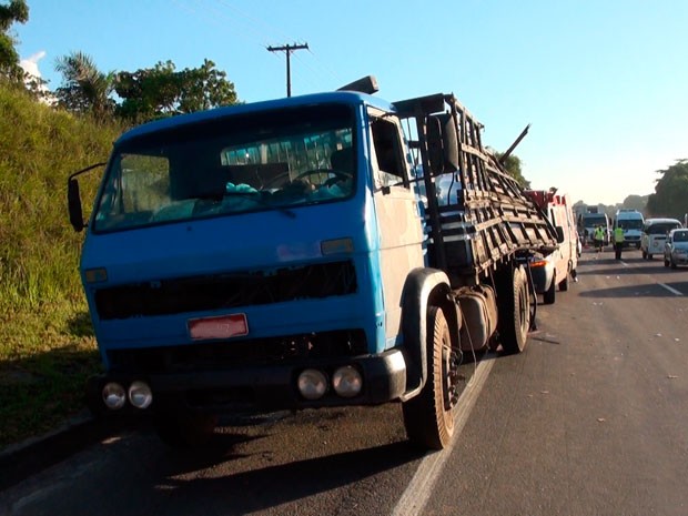 Caminhão envolvido na colisão transportava água mineral (Foto: Imagens/TV Bahia) Caminhão envolvido na colisão transportava água mineral (Foto: Imagens/TV Bahia)