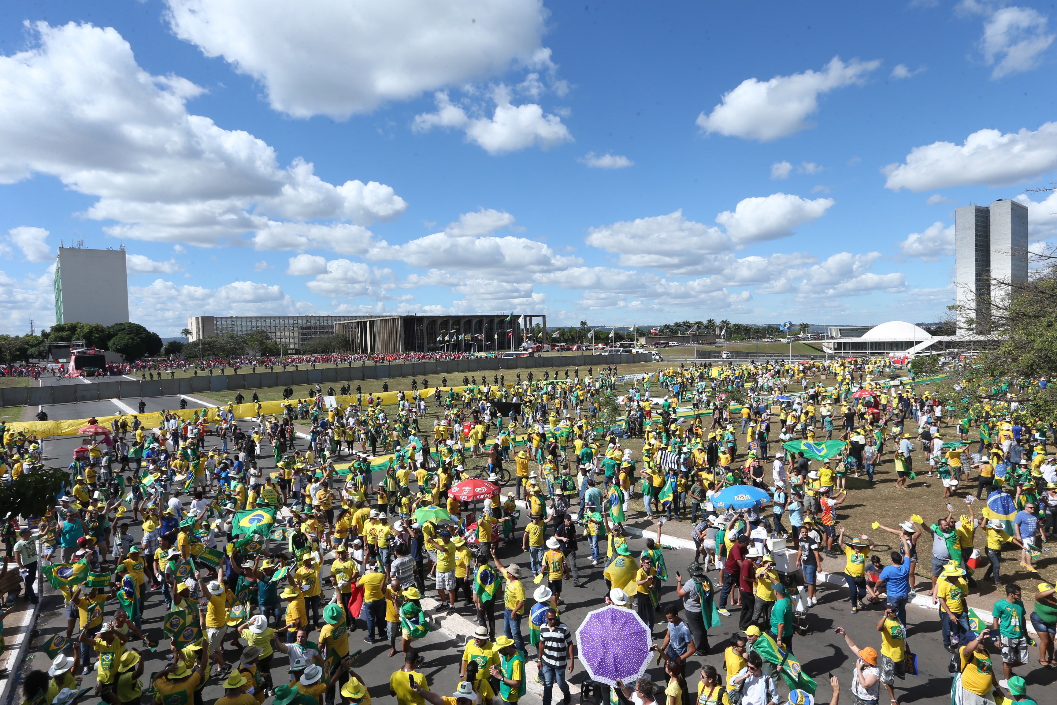 A Esplanada dos Ministérios é tomada por manifestantes neste domingo 