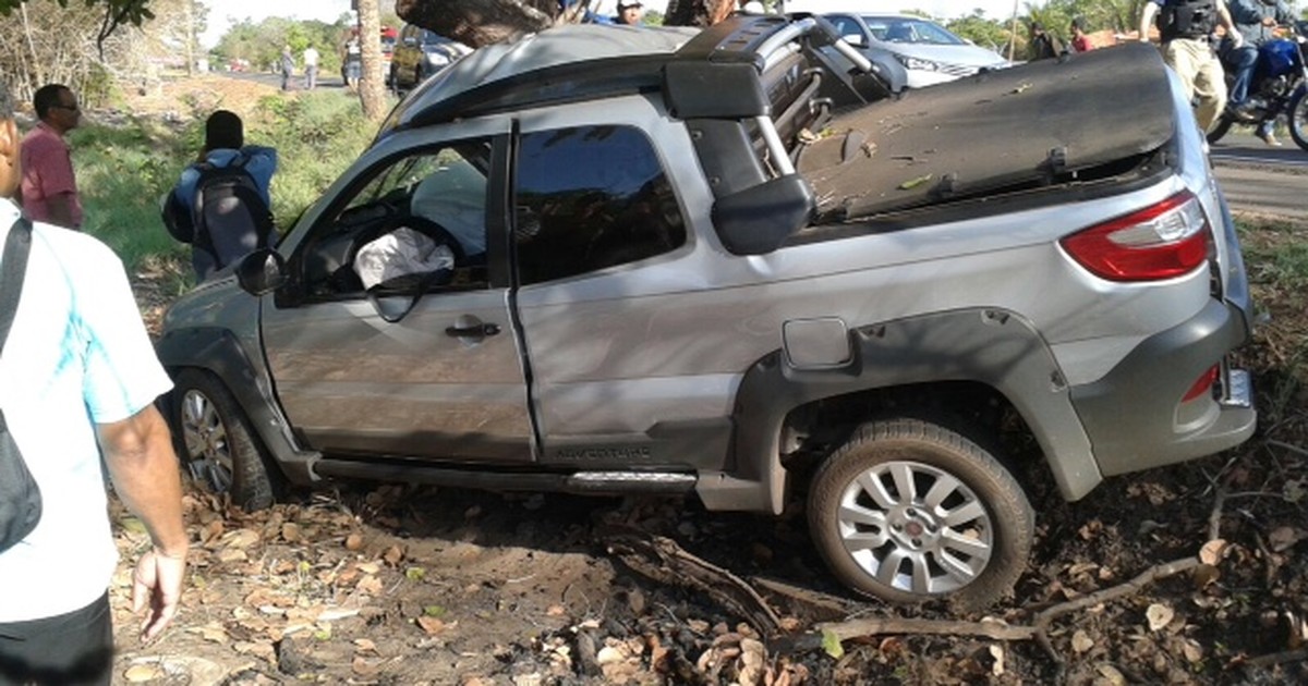 G Carro Bate Contra Rvore Na Br Mulher Morre E Marido Fica