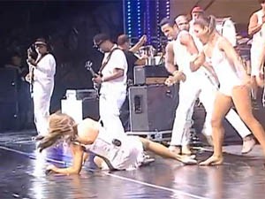 Ivete Sangalo cai no palco do Planeta Atlântida (Foto: Reprodução/RBS TV)