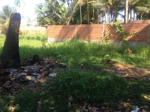 Terreno onde jovem foi encontrada está abandonado, dizem moradores (Foto: Abinoan Santiago/G1)