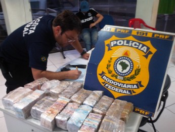 Dinheiro estava dividido em vários maços de cédulas de valores diferentes (Foto: Polícia Rodoviária Federal / Divulgação)