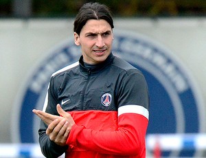 Ibrahimovic no treino do PSG (Foto: AFP)