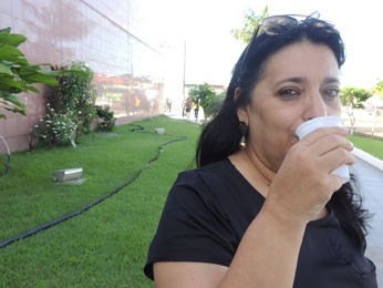 Eliane contou com o apoio da água para superar vontade de fumar (Foto: Vitor Tavares / G1)
