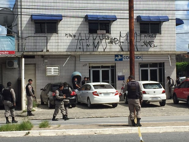 Polícias Militar e Federal negociavam liberação dos reféns na agência dos Correios de Cruz das Armas, em João Pessoa (Foto: Walter Paparazzo/G1) Polícias Militar e Federal negociavam liberação dos reféns na agência dos Correios de Cruz das Armas, em João Pessoa (Foto: Walter Paparazzo/G1)