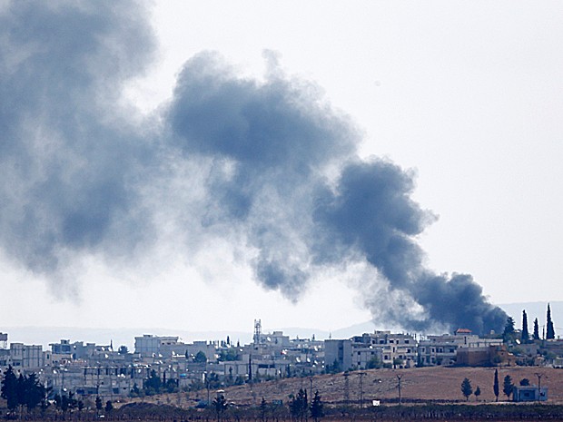 Fumaça sobe na cidade síria de Kobani neste sábado (18) (Foto: Kai Pfaffenbach/Reuters)