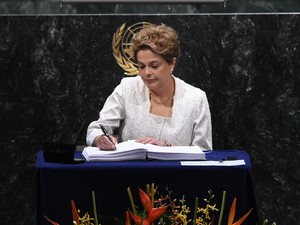 Dilma assina acordo do clima na ONU (Foto: Jewel Samad/AFP)