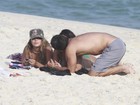 Bruno Gissoni curte praia aos beijos com a namorada
