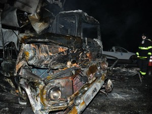 Motorista morre em acidente entre caminhão e caminhonete na rodovia Castello Branco, em Sorocaba (Foto: Júlio Leite)